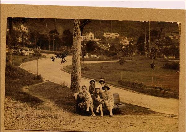 Khách du lịch Pháp chụp hình tại công viên SaPa